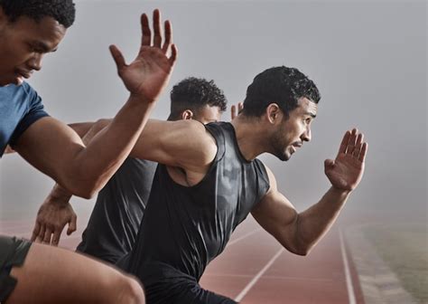 Course de groupe d'athlètes masculins