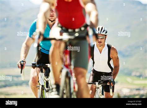 Cyclistes en course dans un paysage rural