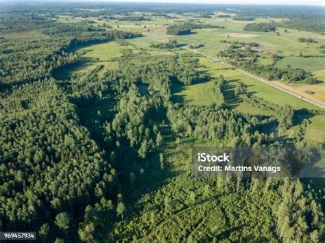 Vue aérienne de Briis-sous-Forges avec des champs et des forêts