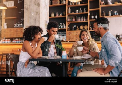 Clients discutant autour d'un café dans un bar