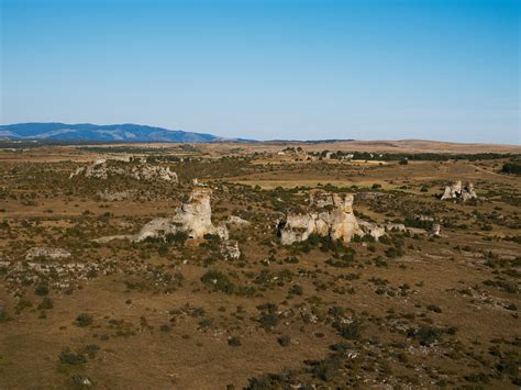 Vue panoramique du plateau du Larzac avec ses causses et ses vallées