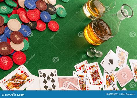 Table de poker avec des jetons et des cartes