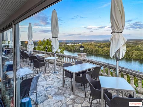 Photo d'un restaurant avec vue panoramique sur la piste de l'hippodrome