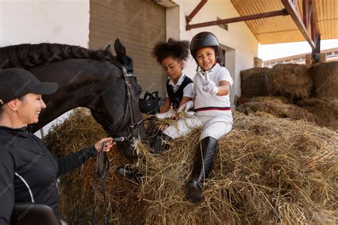 Enfants apprenant à monter à cheval