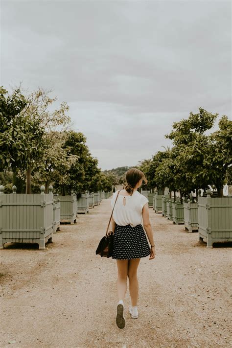 Femme se promenant dans un jardin fleuri