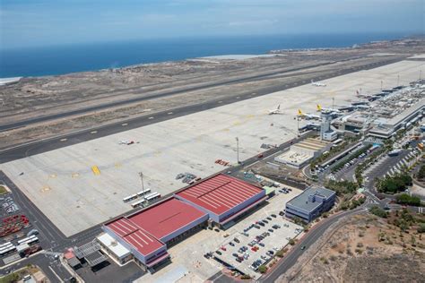 Vue aérienne de l'Aéroport de Tenerife Sud avec des avions au sol