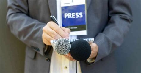 Journaliste enquêtant avec un magnétophone