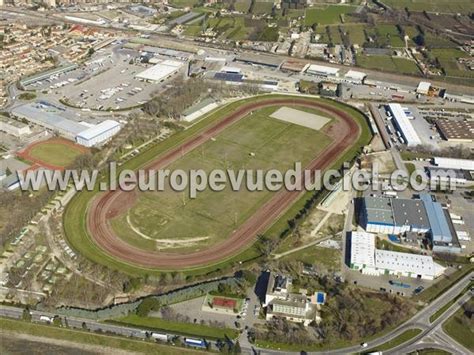 Vue aérienne de l'hippodrome de Cavaillon avec la rivière Durance en arrière-plan