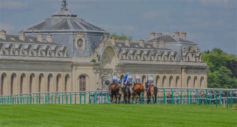 Vue aérienne de l'Hippodrome de Chantilly avec le château en arrière-plan