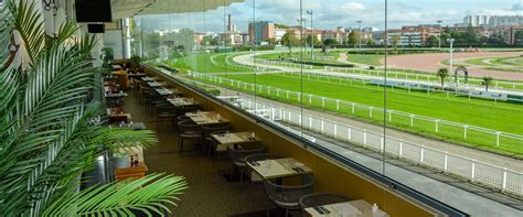 Vue panoramique du restaurant de l'hippodrome avec les pistes de course en arrière-plan