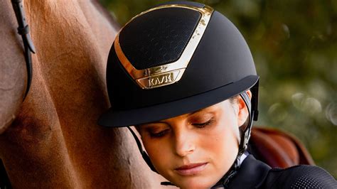 Cavalier portant une bombe d'équitation pailletée
