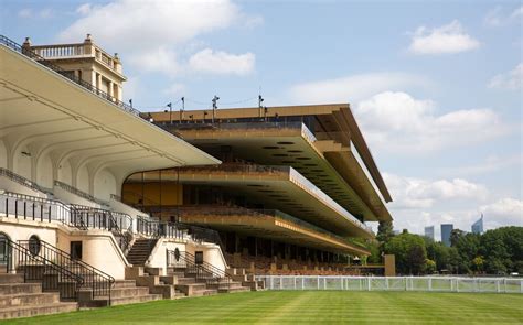 Vue des tribunes modernes de l'Hippodrome ParisLongchamp