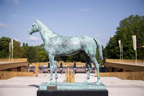 Statue du cheval Gladiateur à l'entrée de l'hippodrome