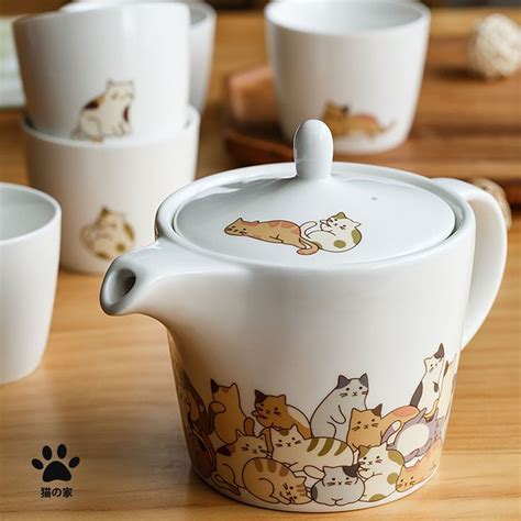 Ensemble de tasses et théière en céramique aux motifs chat