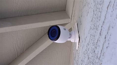 Une caméra de surveillance installée dans une écurie