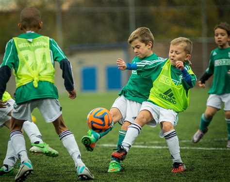 Jeune Emmanuel Petit en train de jouer au football