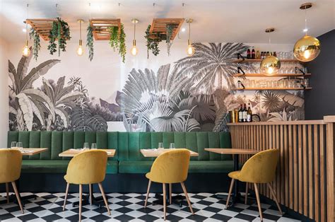 Décoration intérieure d'un café parisien traditionnel