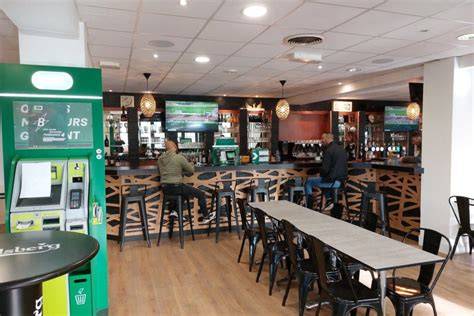 Intérieur d'un bar PMU moderne avec un design épuré