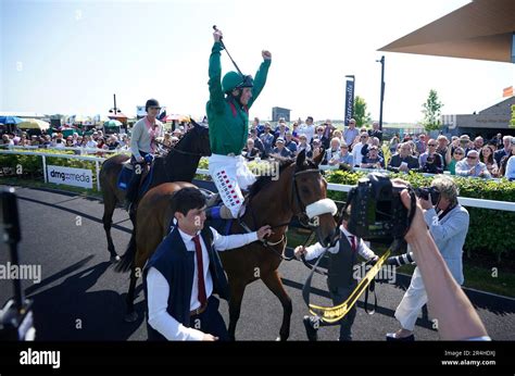 Jockey célébrant une victoire sur l'hippodrome