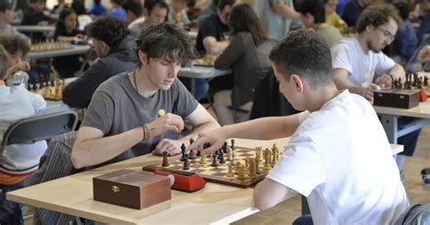 Joueurs d'échecs concentrés lors d'un tournoi