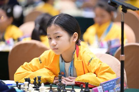 Jeune joueur d'échecs célébrant une victoire