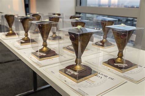 Cavaliers et montures lors d'une remise de prix
