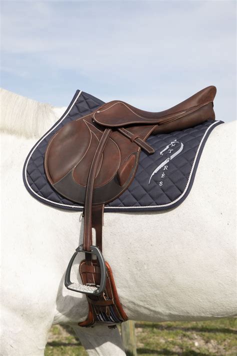 Détail du logo personnalisé sur une selle Antarès