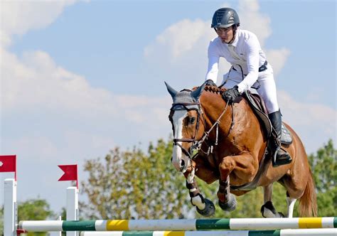 Pierre-Alain Mortier en action avec un de ses chevaux lors d'un concours