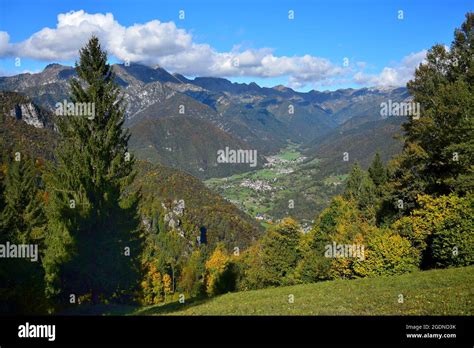 Vue panoramique de Sixt-Fer-à-Cheval avec ses montagnes environnantes