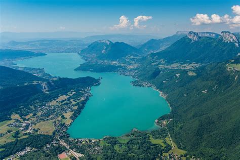 Vue aérienne en parapente du lac d'Annecy