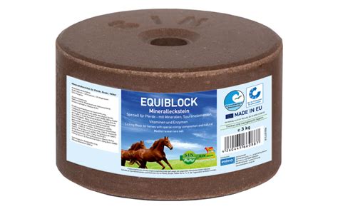 Cheval léchant une pierre à lécher minérale colorée