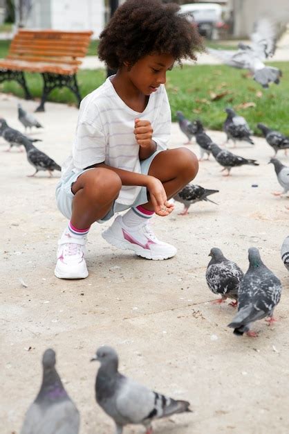 Pigeon regardant attentivement un objet