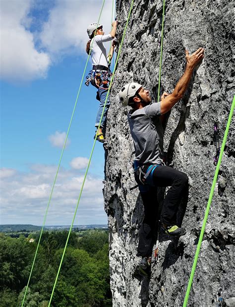 Personnes pratiquant l'escalade sur une falaise
