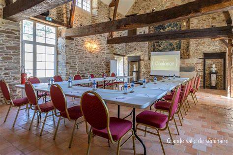Intérieur de la salle de réception avec pierres apparentes et poutres