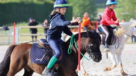 Cavaliers et poneys en action lors d'une course de Pony Games