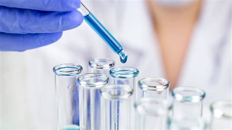 Laboratoire d'analyse chimique avec spectrophotomètre
