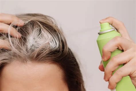 Application de shampoing sec sur les racines des cheveux