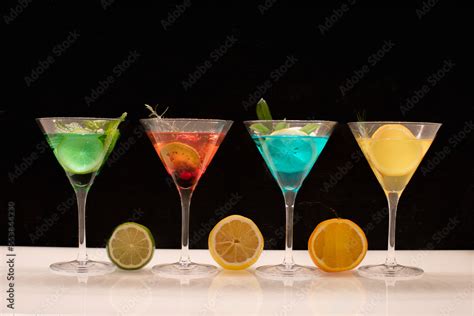 Cocktails colorés sur un comptoir