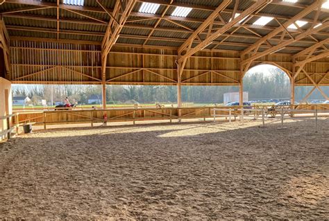Manège équestre avec divers types d'obstacles