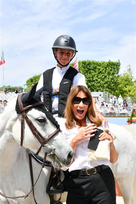 Giulia Sarkozy sur son cheval lors d'une compétition équestre