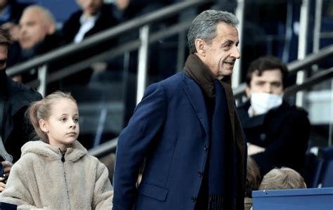 Carla Bruni-Sarkozy encourageant sa fille Giulia lors d'une compétition