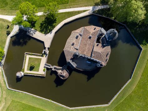 Vue aérienne de La Brède et de ses environs verdoyants