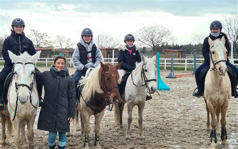 Sébastien Capelli et Amandine Tirebois présentant un cheval