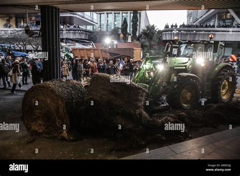 Manifestation d'agriculteurs avec du fumier devant une permanence parlementaire