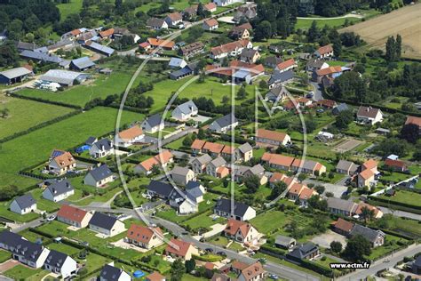 Vue aérienne de la Résidence Les Calèches et de ses environs verdoyants