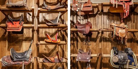 Vue d'une sellerie bien organisée avec divers équipements