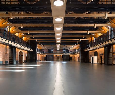 Manège d'équitation militaire historique