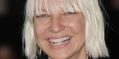 Sia en costume de scène
