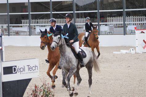 Cavaliers en action lors d'un concours