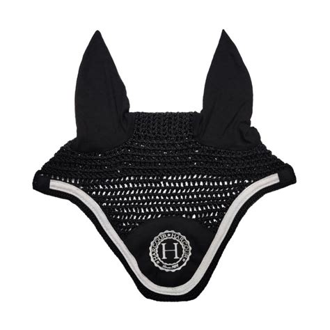 Cheval portant un bonnet Harcour noir et rouge